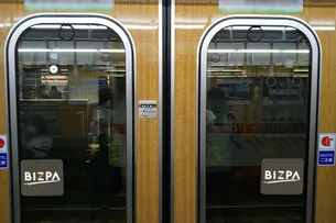 大阪メトロ ドアガラスステッカー M P枠 広告掲載について 広告 媒体資料を探すならビズパ