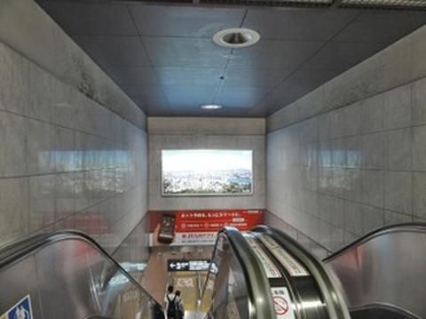 小倉駅　エスカレーター上部　電照広告　№1318