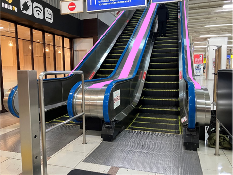 JR西日本 小倉駅 エスカレーター広告