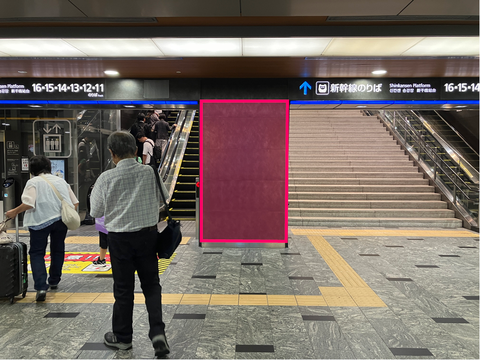 JR西日本  博多駅  中央改札前階段壁面・柱面シート広告