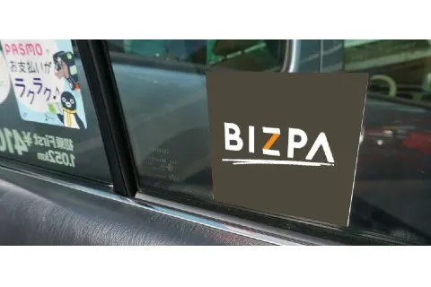 タクシー車内向けメディア 車内窓ステッカー ビズパ